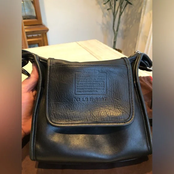 Vintage Coach Legacy Small Zip Bag #9997
Black Leather w/ hangtag and dust bag - Picture 14 of 16